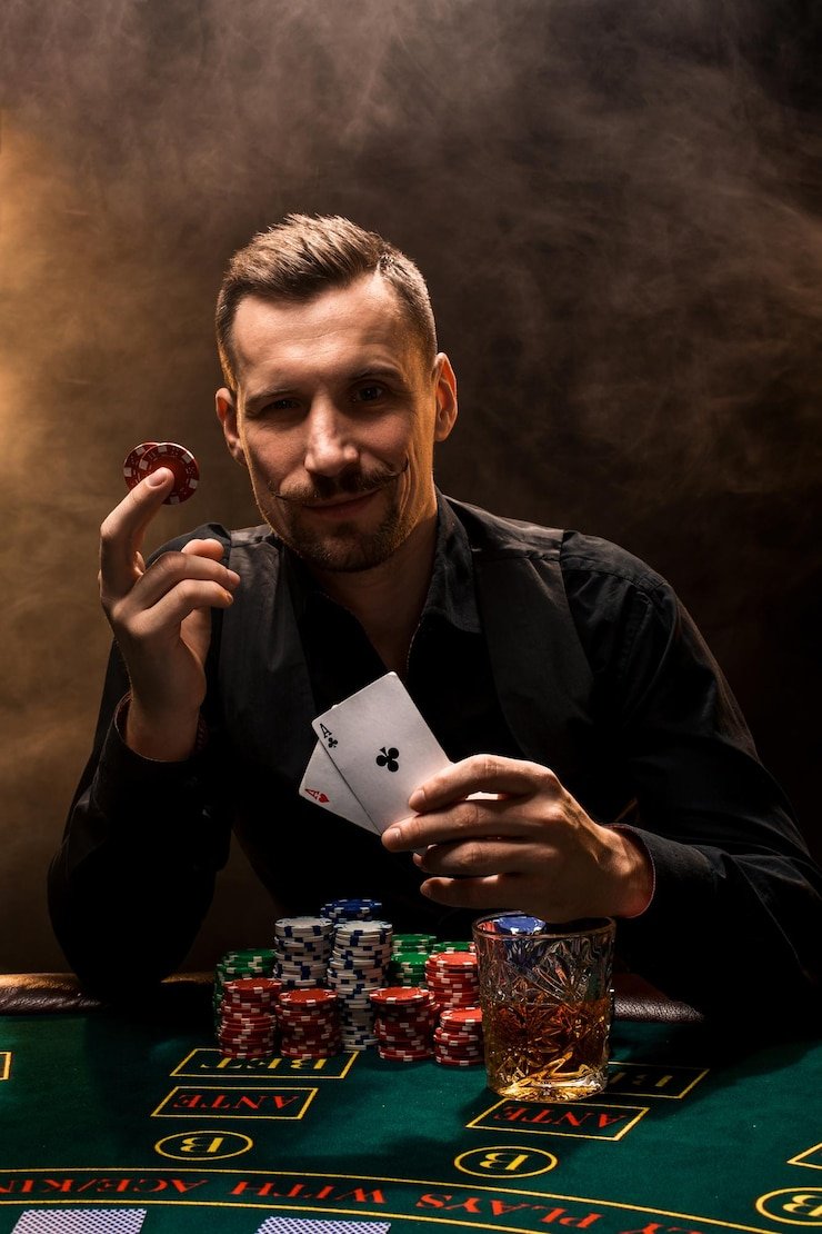Live dealer shuffles deck on sajitoto
